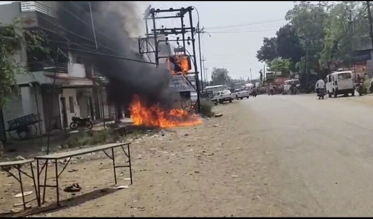 महावितरण अधिकाऱ्याच्या दुर्लक्षामुळे जानेफळ येथील रोहित्र अग्नीच्या विळाख्यात. 1 image editor output image 663345551 1772088599085