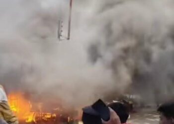 बुलढाणा जिल्ह्यातील चिखलीत भीषण आग जयस्तंभ चौकात ६ ते ७ दुकाने जळून खाक ६० ते ७०लाखाचे नुकसान 15 image editor output image1246276764 1773725843814