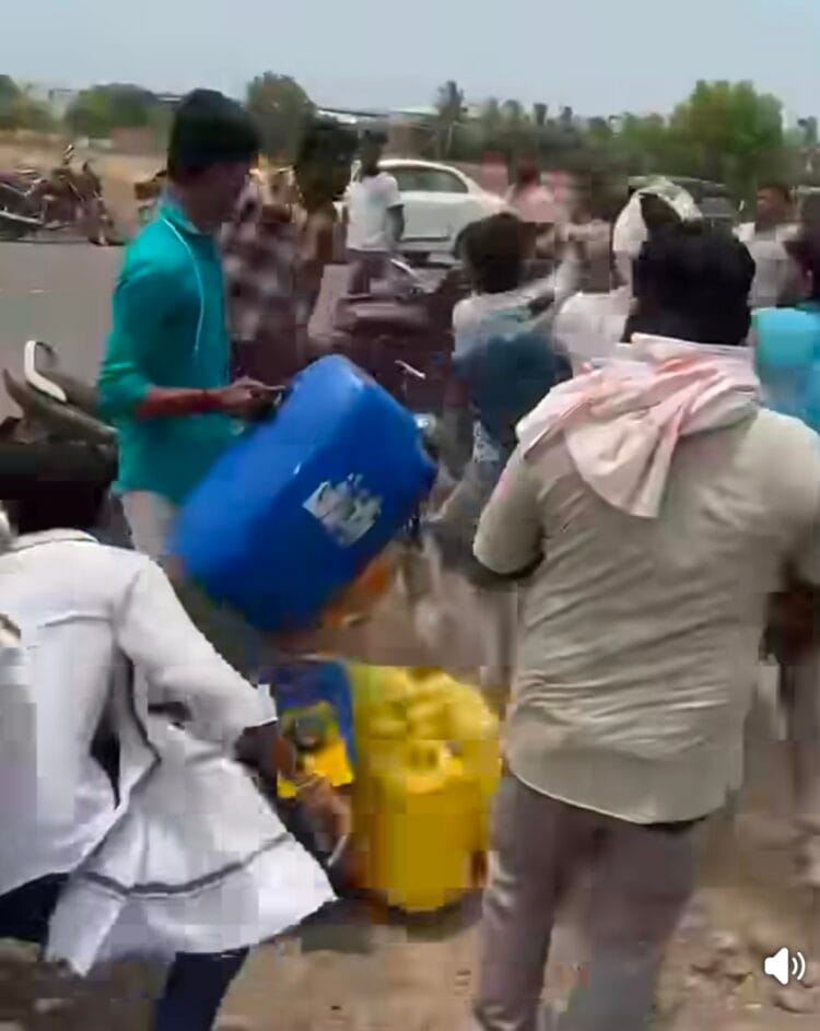 पेट्रोल डिझेलसाठी चक्क हाणामारी, शेतकऱ्यांना रांगा 1 image editor output image 1703485179 1779603142975