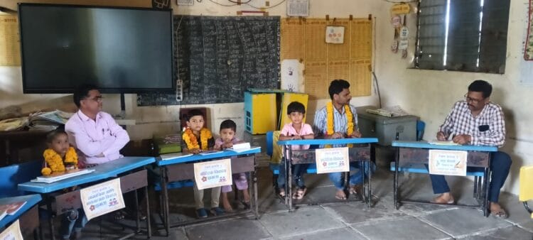 जिल्हा परिषद प्राथमिक शाळा कवाना येथे पहिल्याच दिवशी विद्यार्थ्यांचा सत्कार व पुस्तके वाटप…. 1 IMG 20260615 WA0251
