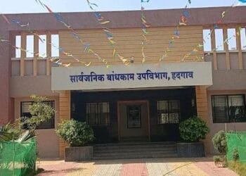 हदगावच्या सार्वजनिक बांधकाम विभागात मोठी कारवाई झाली आहे.